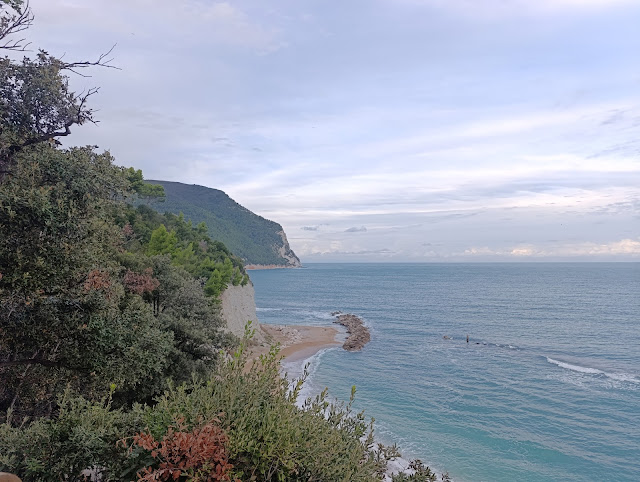 Muri e coste intorno al Monte Conero Muri e coste intorno al Monte Conero