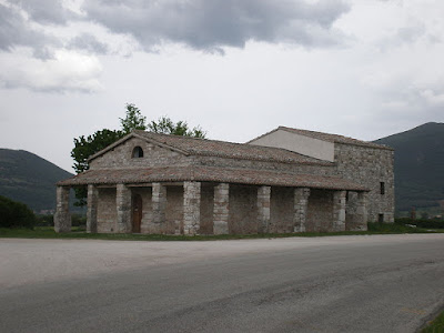 Valico di Colfiorito 800px SMariaPistia