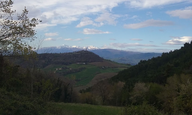 Becetta, Col della Croce e gli altri monti di Treia 20190407 092236