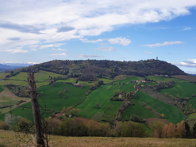 Becetta, Col della Croce e gli altri monti di Treia IMG 20190407 WA0037