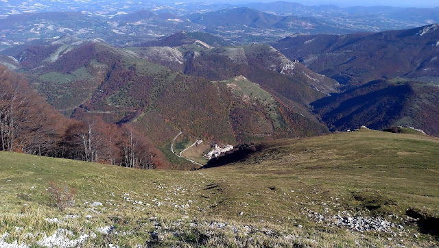 Monte Catria da Fonte Avellana - Le Scalette e la Croce P 20201109 123300