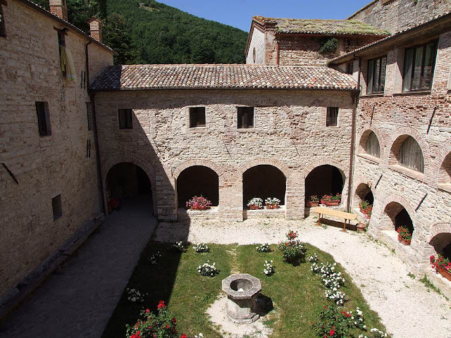 01 Valdicastro Esterni Chiostro 28